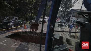 Jalan Amblas di Lenteng Agung, Kedalaman 3 Meter 2026